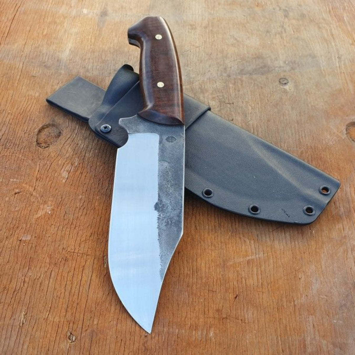 Razor sharp skinning knife